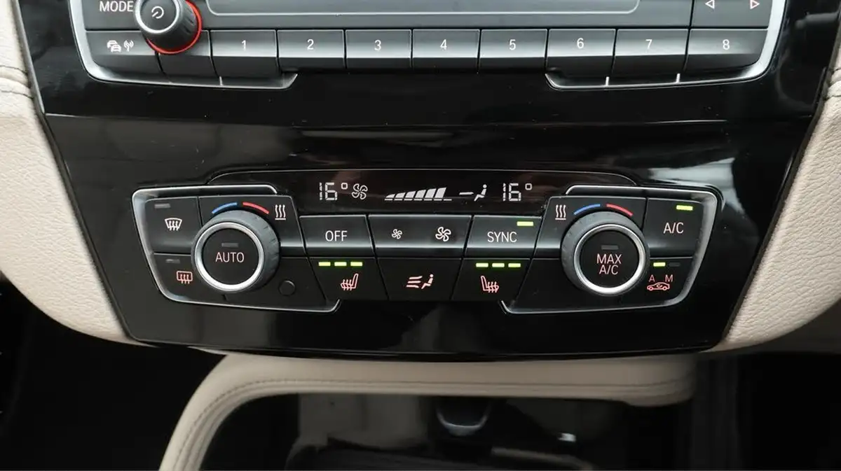 2020-bmw-x1-20-sdrive-20i-xline-big-12