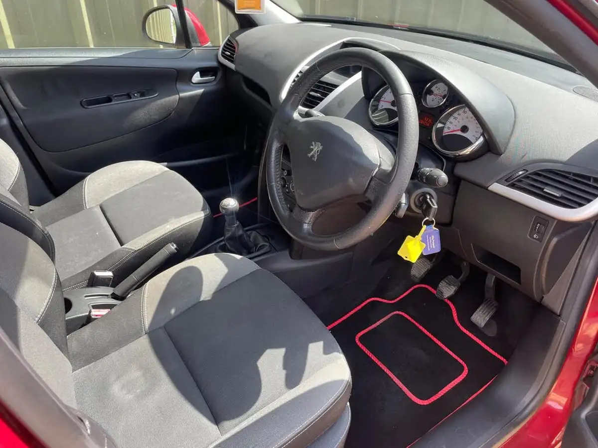 2010-peugeot-207-big-7