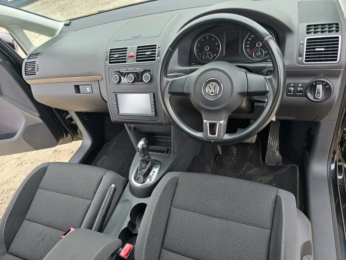 2014-volkswagen-touran-big-19