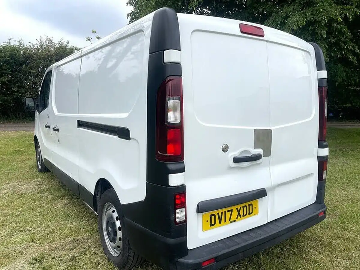 2017-vauxhall-vivaro-16cdti-2900-l2h1-120pseu6-panel-van-big-11