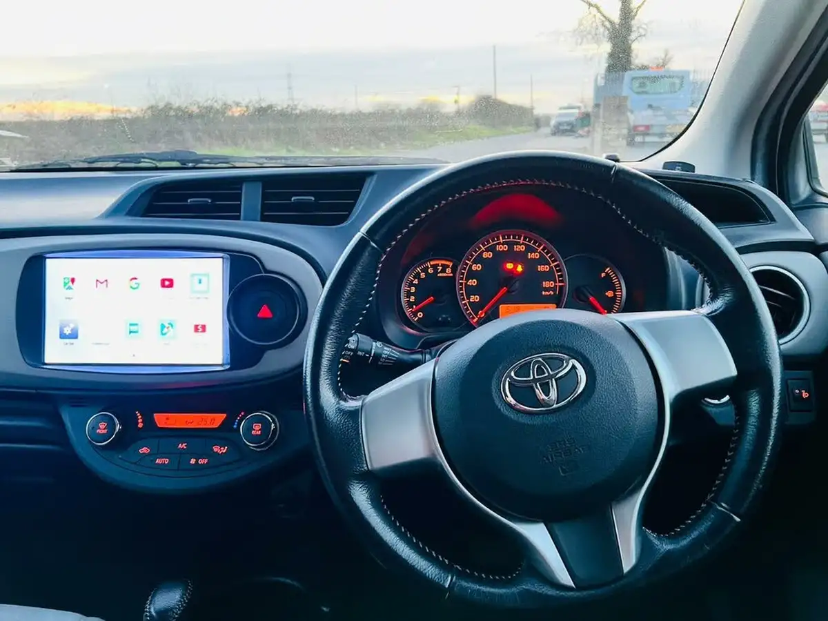 2011-toyota-yaris-big-22