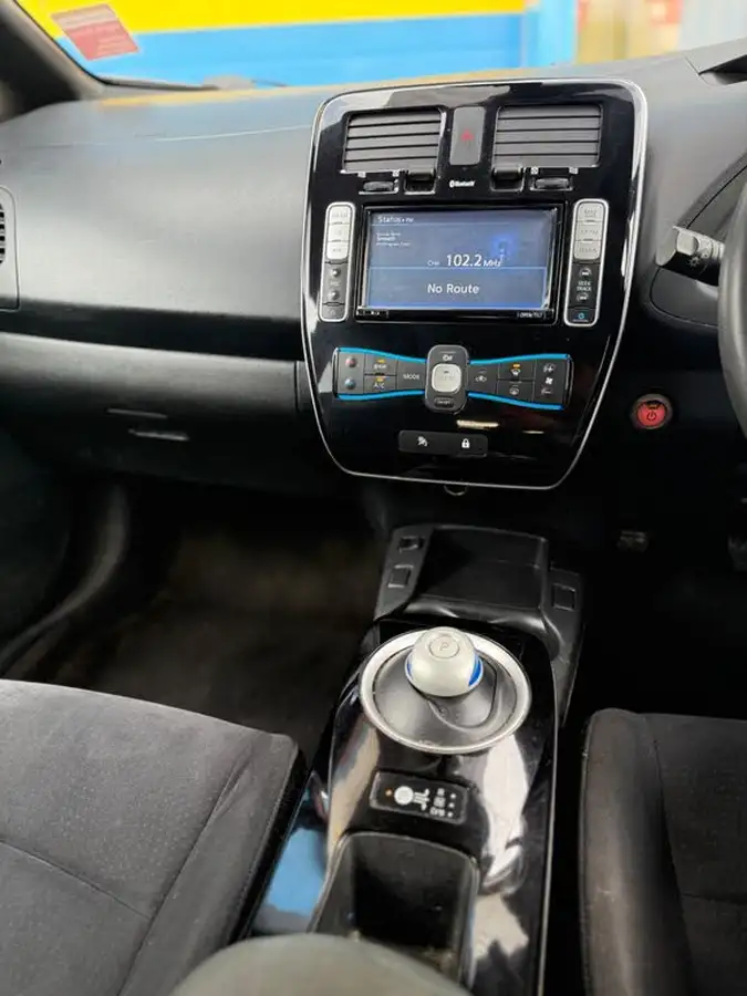 2014-nissan-leaf-e-acenta-big-13