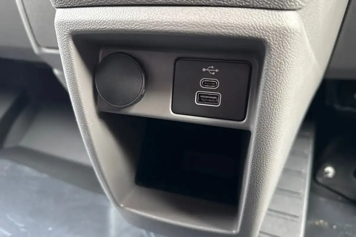 2025-volkswagen-transporter-20tdi-t30-commerce-plus-bmt-swb-150pseu6e-big-39