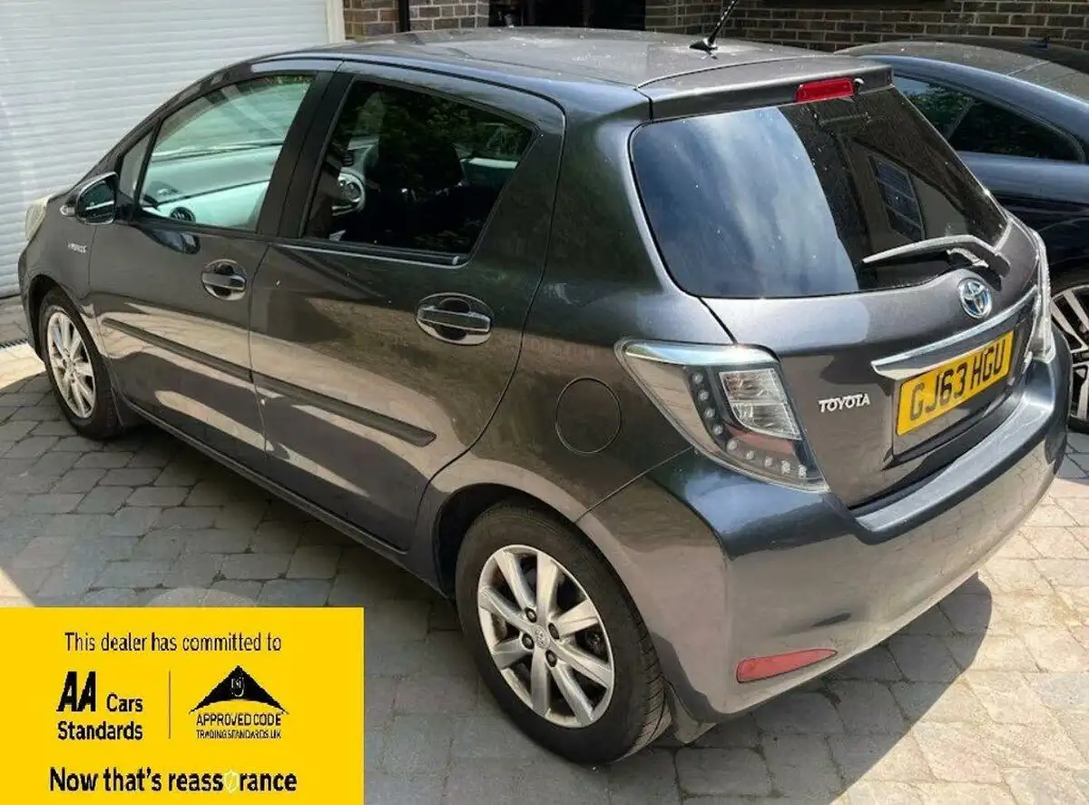 2013-toyota-yaris-15-vvt-i-t4-big-2