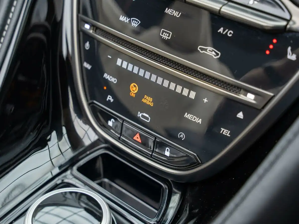 2019-aston-martin-db11-40-v8-big-15