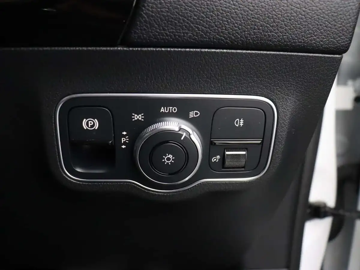 2021-mercedes-benz-gla-class-13-gla-200-sport-executive-big-34