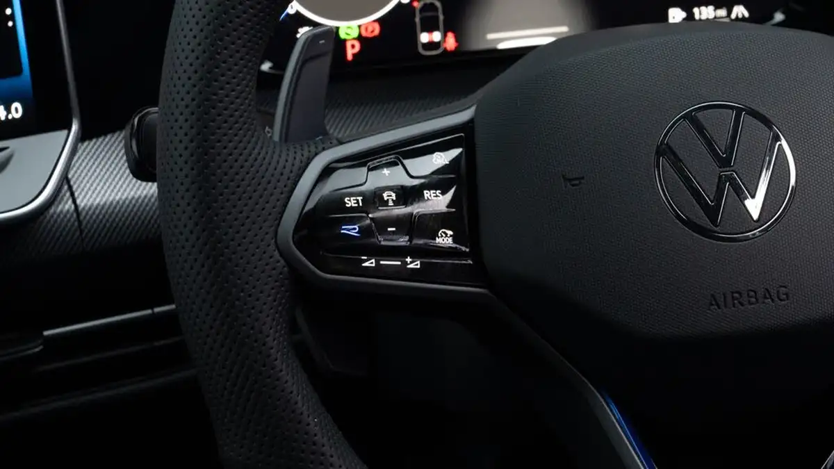 2025-volkswagen-golf-20-tsi-r-black-edition-big-16