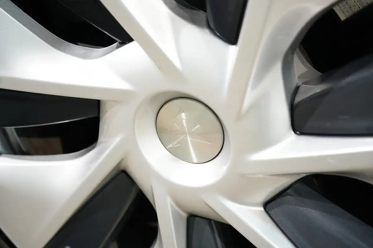 2022-tesla-model-y-e-long-range-big-19