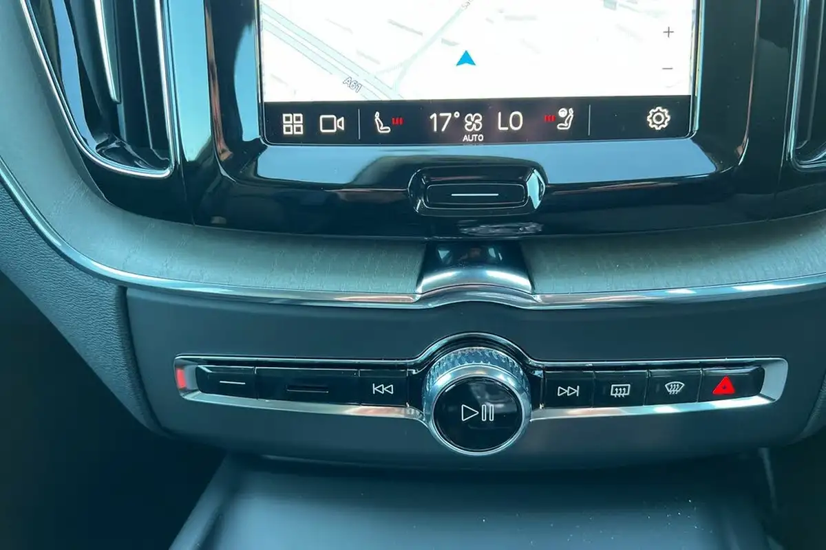 2024-volvo-xc60-20-b5-ultra-dark-big-13