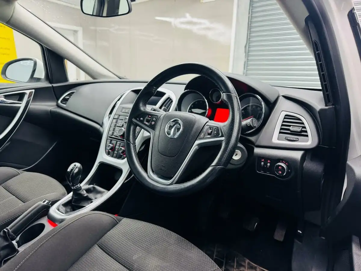 2014-vauxhall-astra-14-sri-100ps-1398cc-big-16