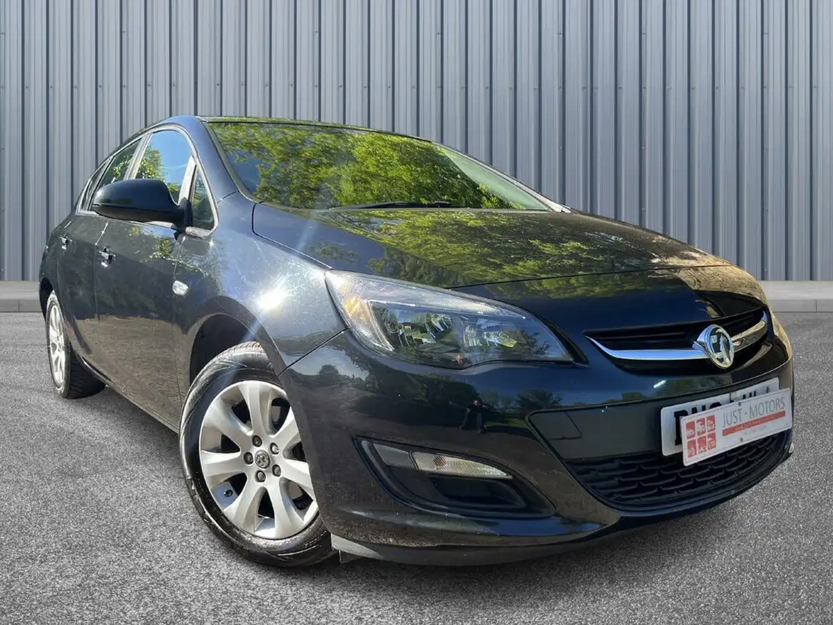 2014-vauxhall-astra-16-design-hatchback-big-0
