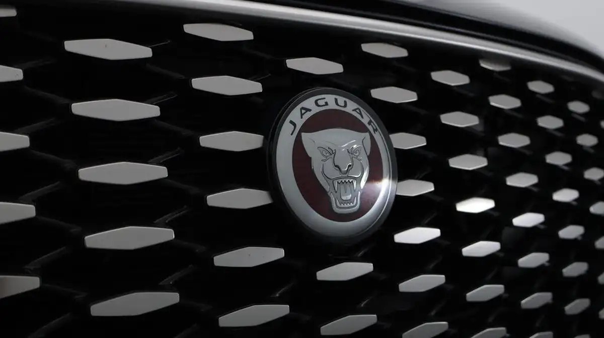 2022-jaguar-f-pace-20-p400e-s-big-29