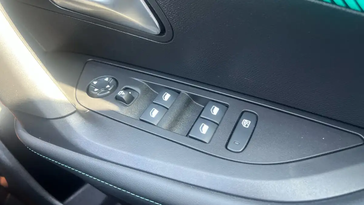 2022-peugeot-2008-suv-12-puretech-allure-premium-100bhp-big-21