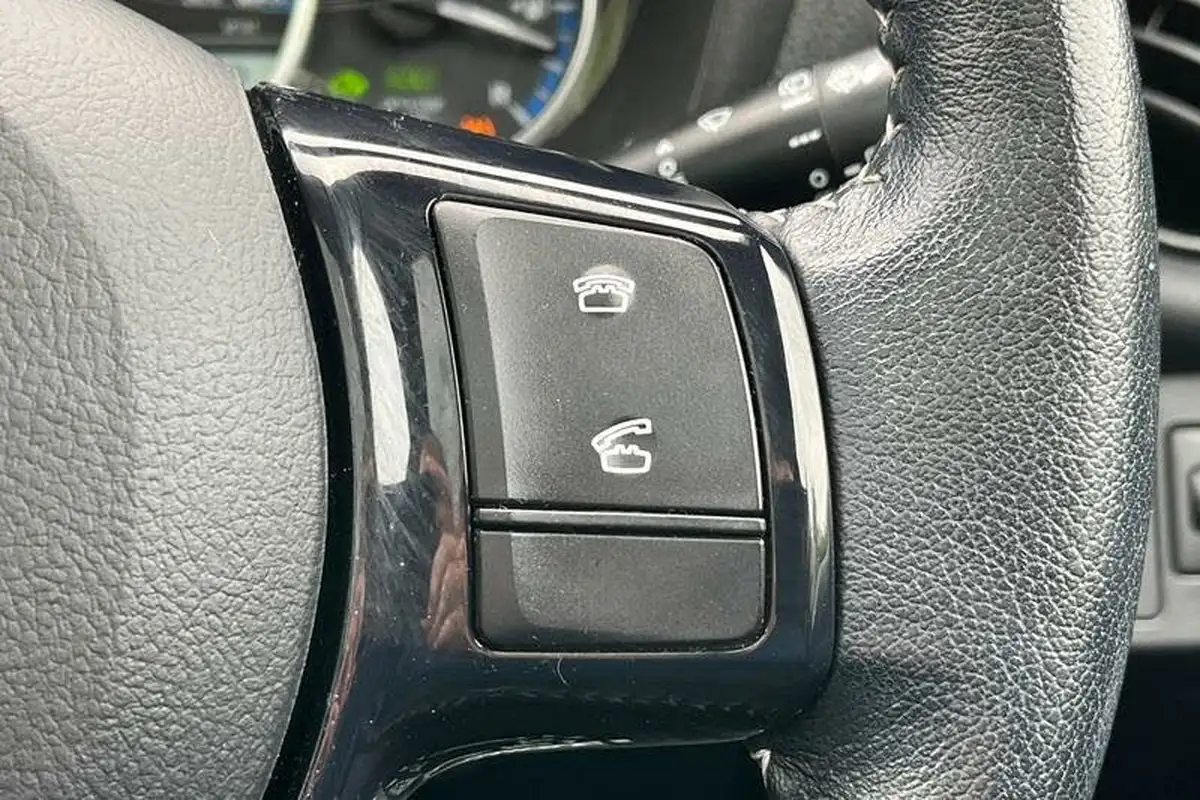 2016-toyota-yaris-15-vvt-i-orange-edition-hybrid-big-31