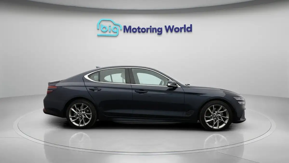 2022-genesis-g70-20-t-luxury-line-saloon-4d-big-8