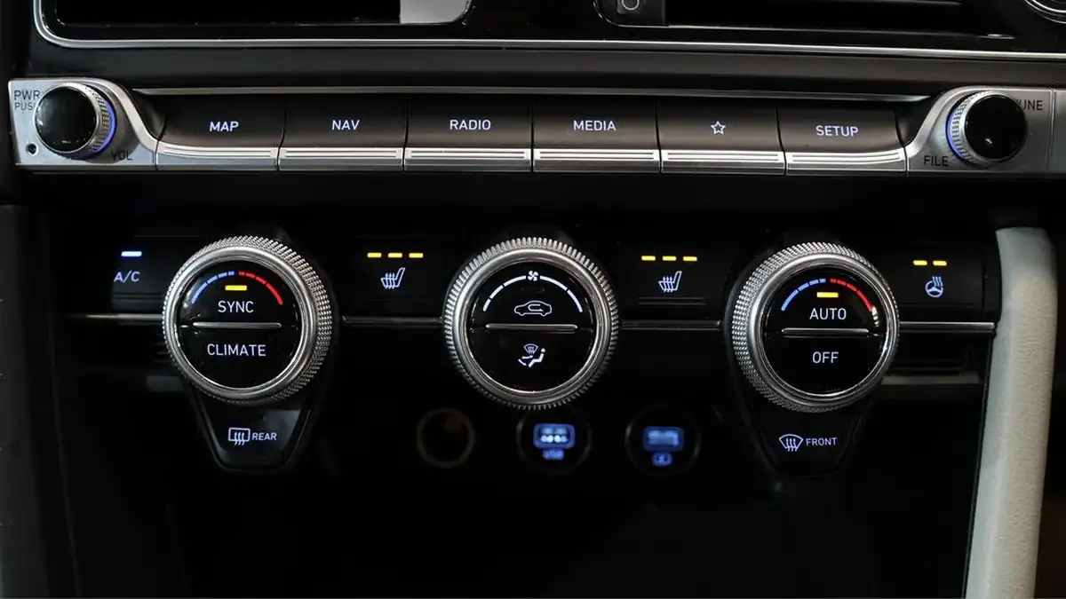 2022-genesis-g70-20-t-luxury-line-saloon-4d-big-12