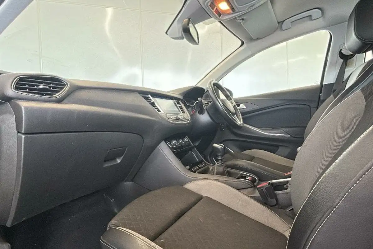 2019-vauxhall-grandland-x-12-sport-nav-big-10