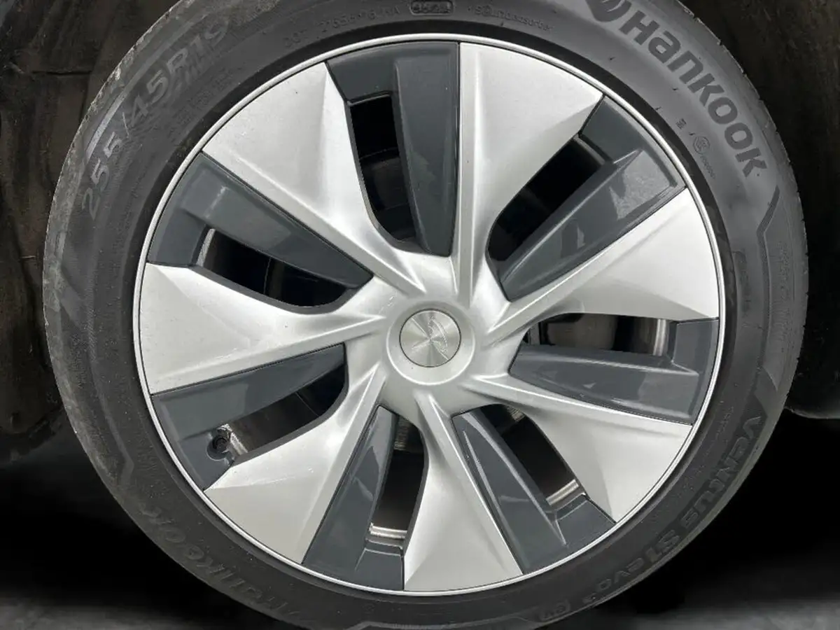 2022-tesla-model-y-e-long-range-big-14