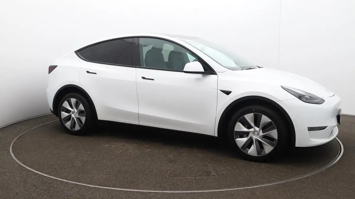 2022-tesla-model-y-e-long-range-big-38