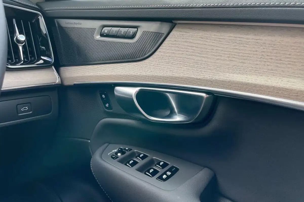 2025-volvo-xc90-20-b5-plus-big-44