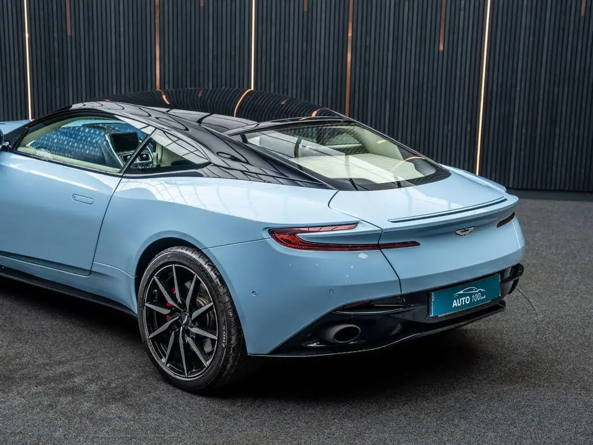 2016-aston-martin-db11-52-v12-big-18