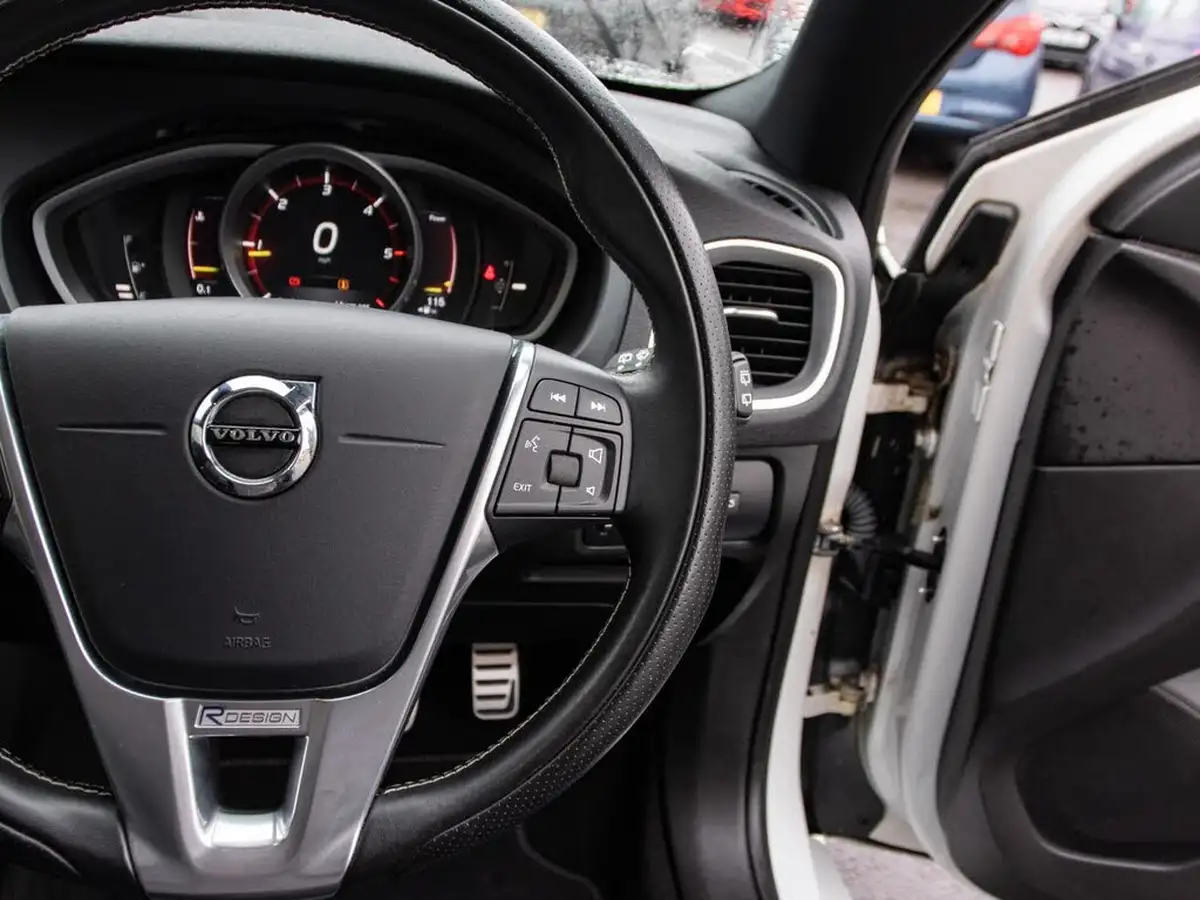 2018-volvo-v40-20td-d3-r-design-pro-big-19