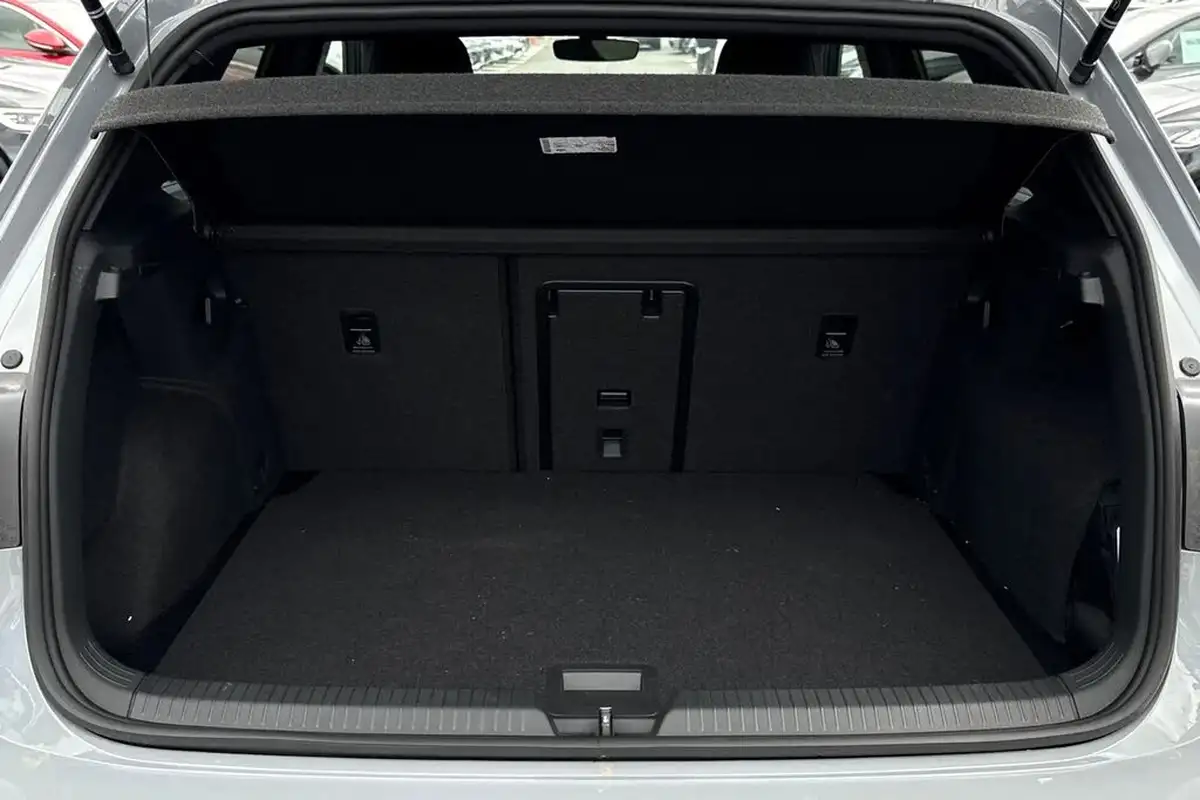 2025-volkswagen-golf-15-etsi-r-line-hatchback-big-5