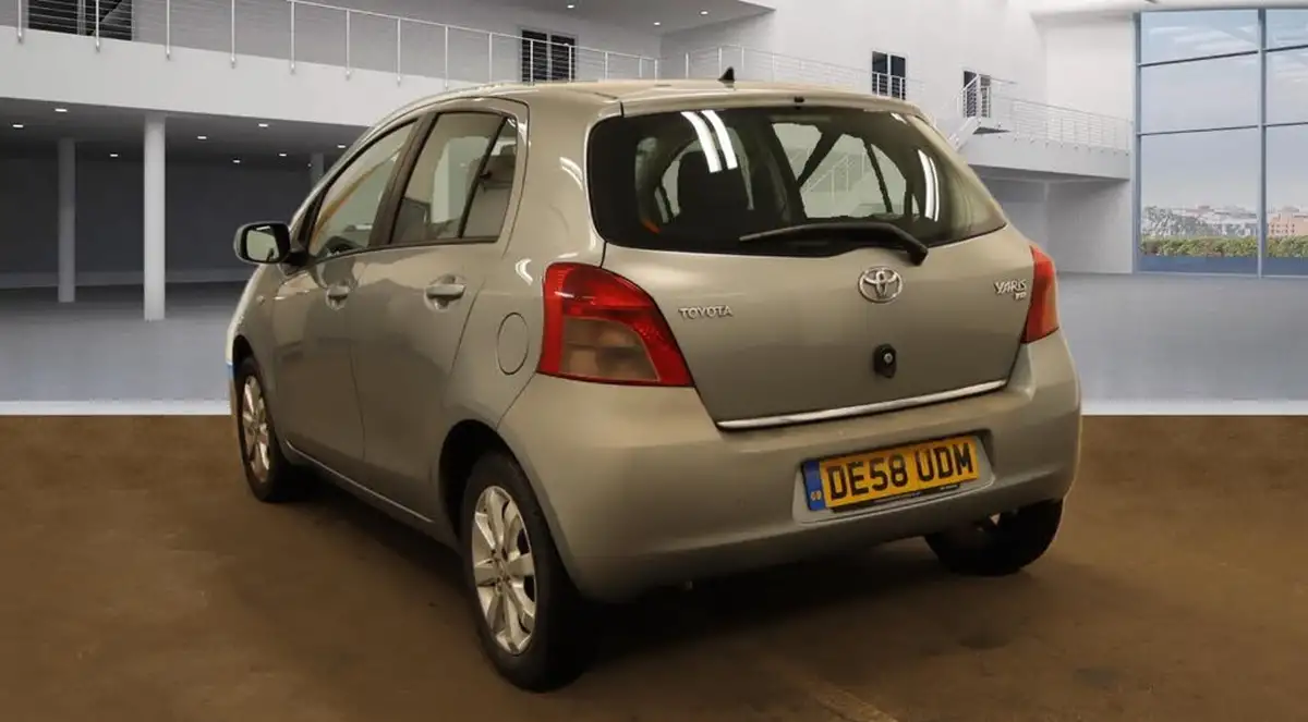 2008-toyota-yaris-13-tr-5d-big-2