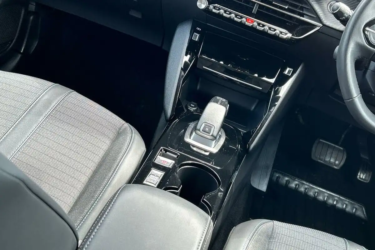 2021-peugeot-208-12-puretech-allure-premium-100bhp-eat8-big-7