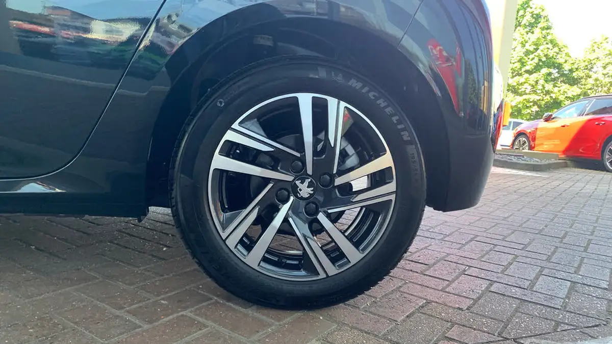 2023-peugeot-208-12-puretech-allure-premium-100ps-eat8-big-14