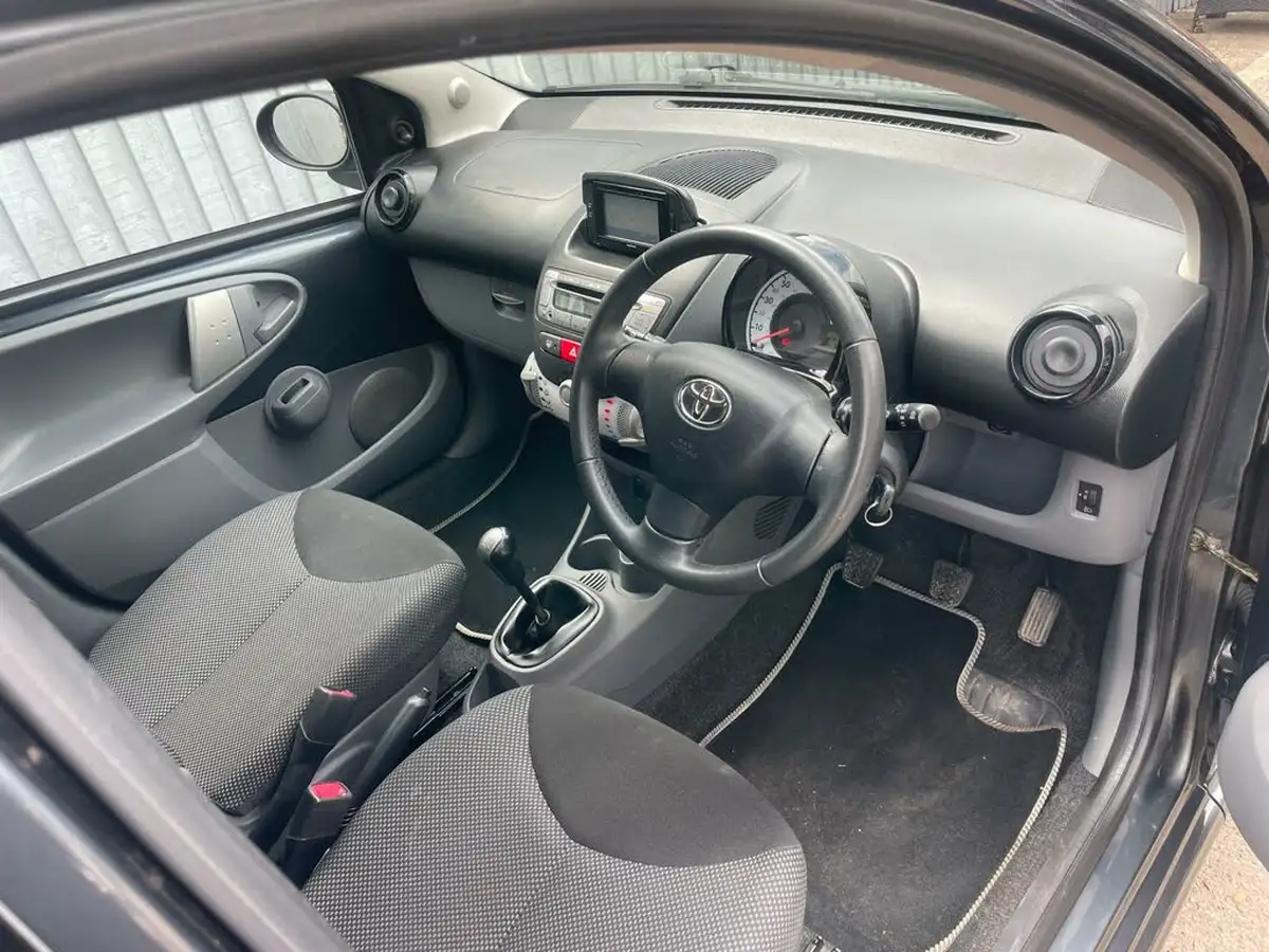 2011-toyota-aygo-10-aygo-go-vvt-i-5d-big-11