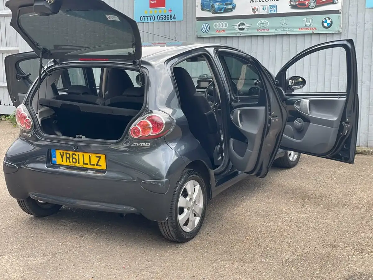 2011-toyota-aygo-10-aygo-go-vvt-i-5d-big-35