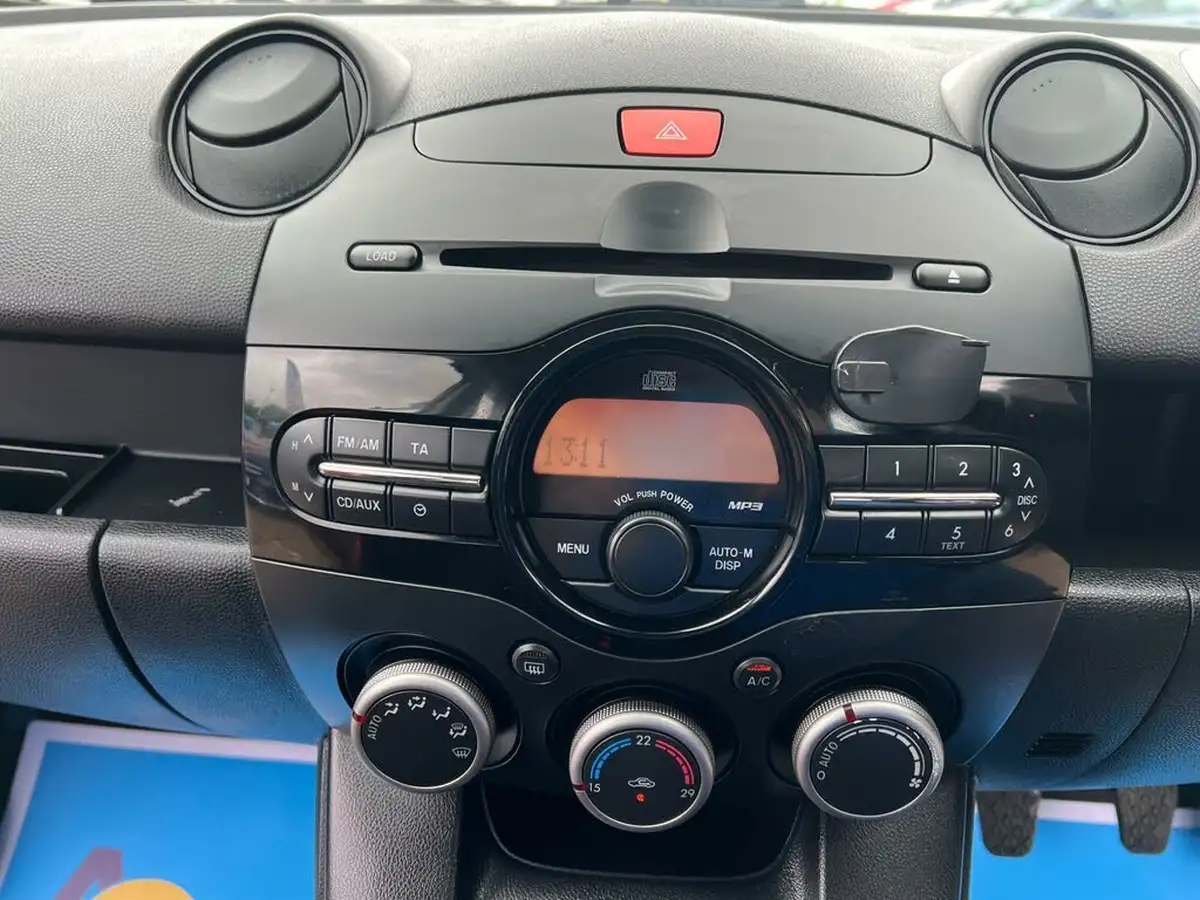 2011-mazda-mazda2-13-takuya-big-22
