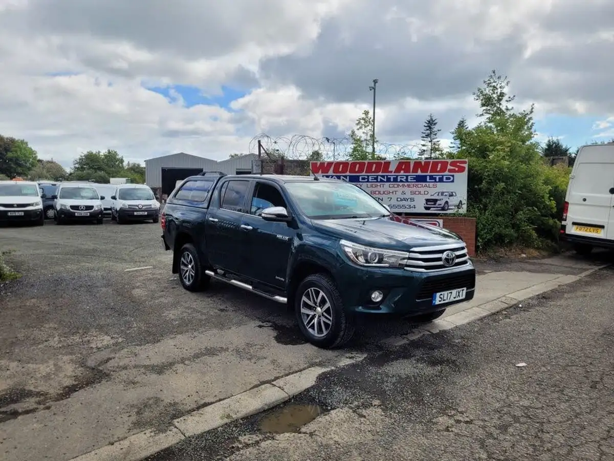 2017-toyota-hi-lux-24d-invincible-big-0