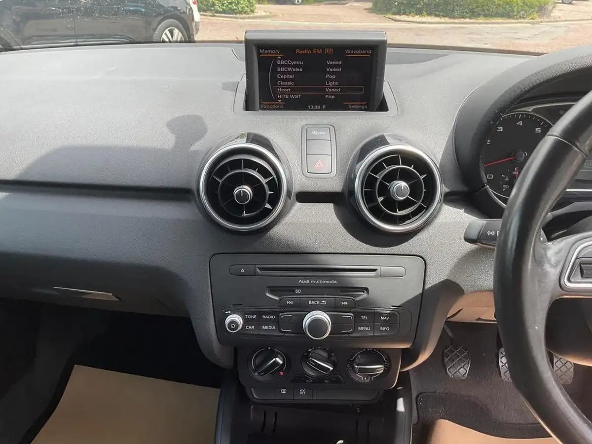2011-audi-a1-14-sport-tfsi-hatchback-3d-big-25