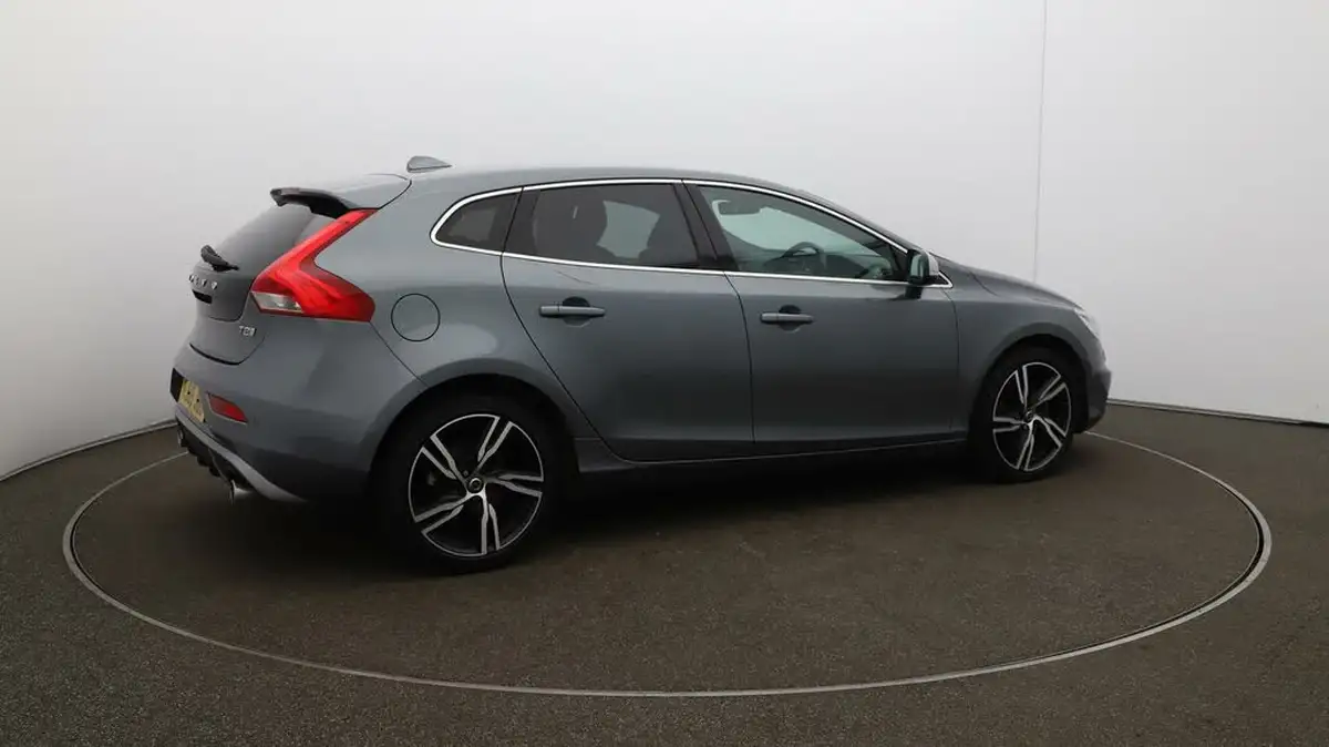 2019-volvo-v40-20-t2-r-design-edition-big-44