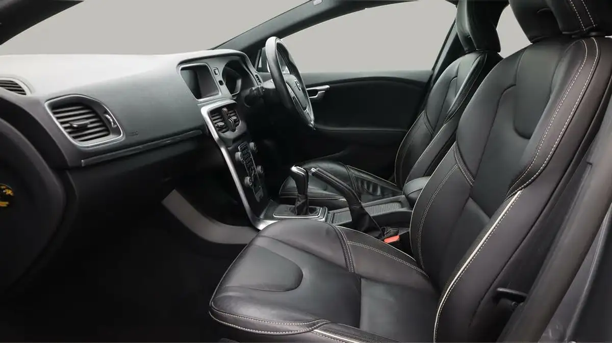 2019-volvo-v40-20-t2-r-design-edition-big-20