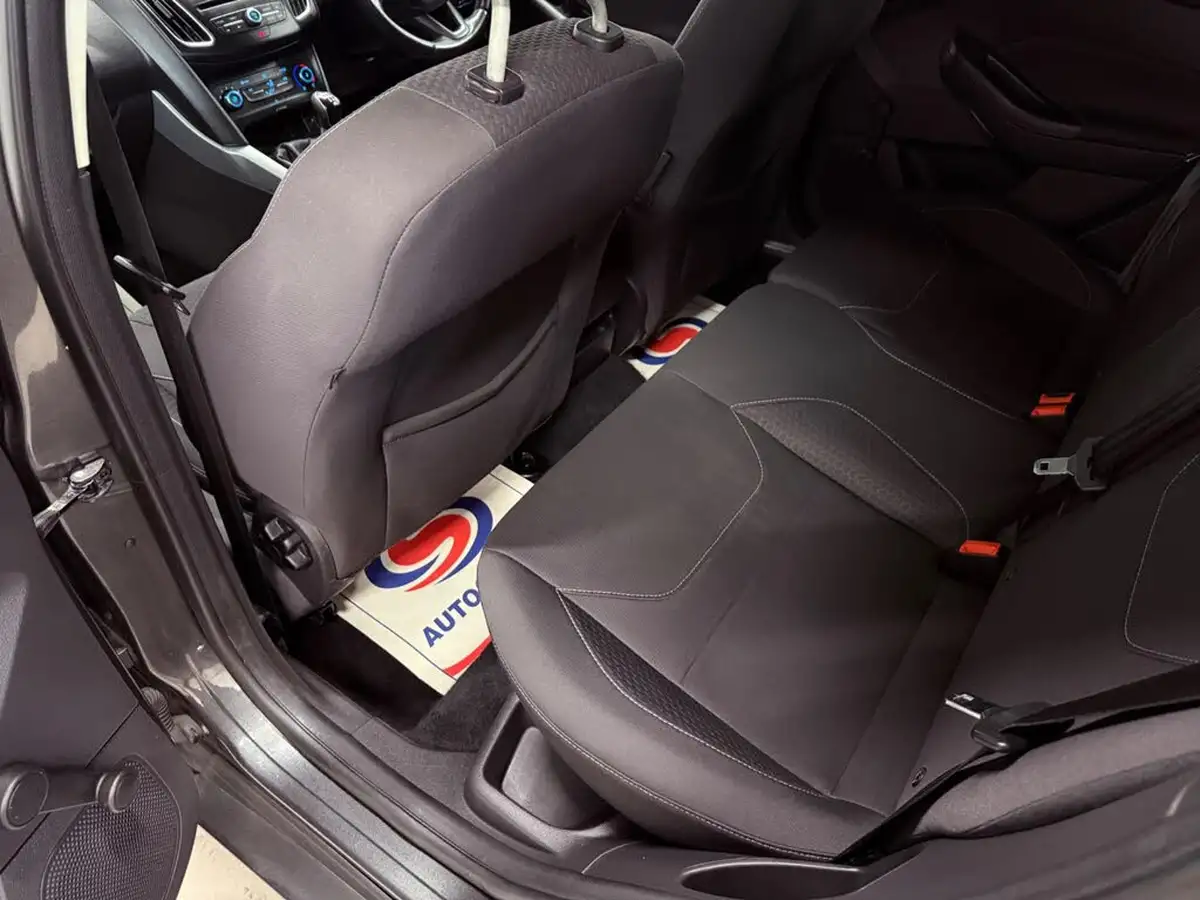 2015-ford-focus-15tdci-zetec-120ps-hatchback-big-15