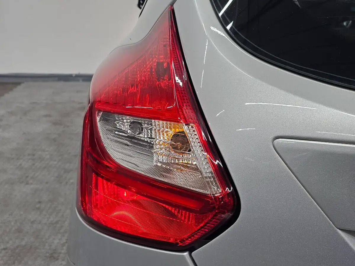 2012-ford-focus-10-zetec-100ps-hatchback-big-74