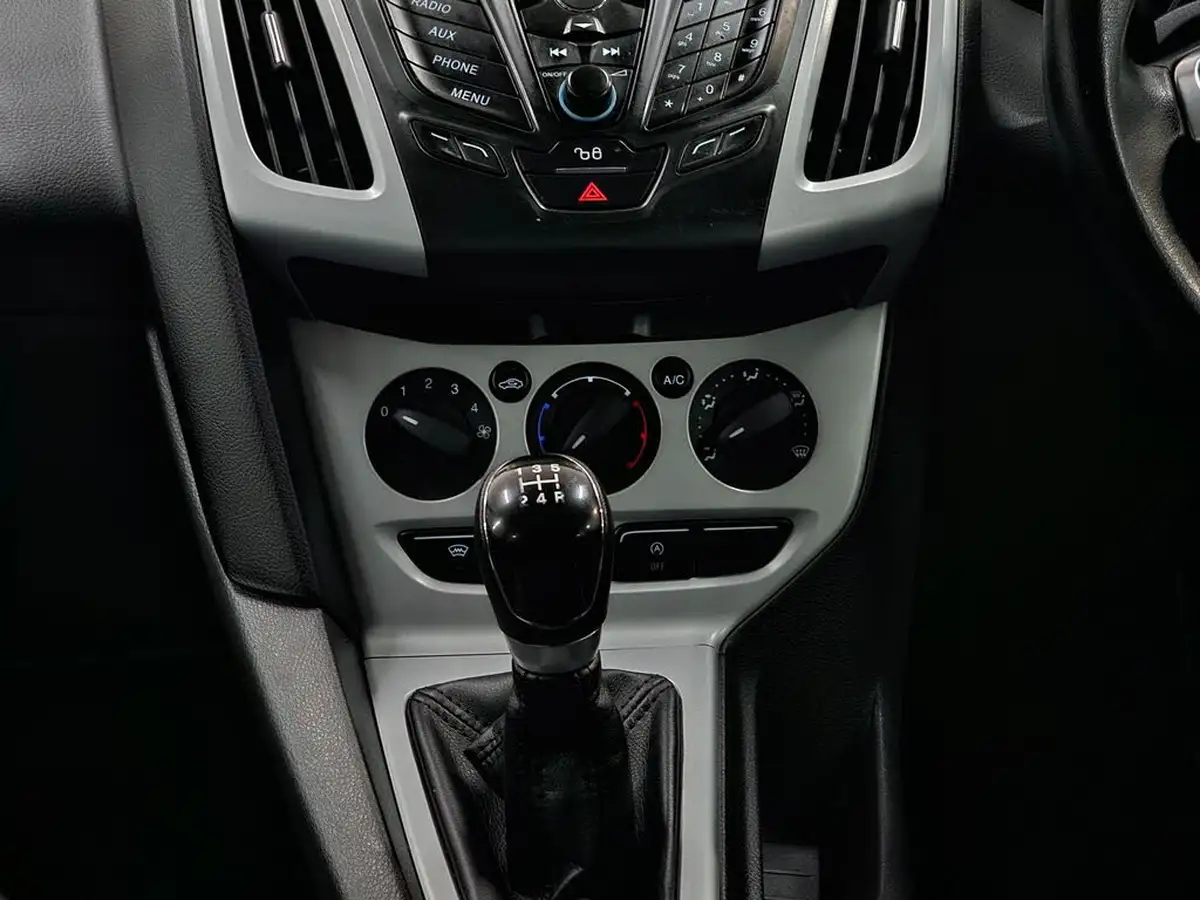 2012-ford-focus-10-zetec-100ps-hatchback-big-27