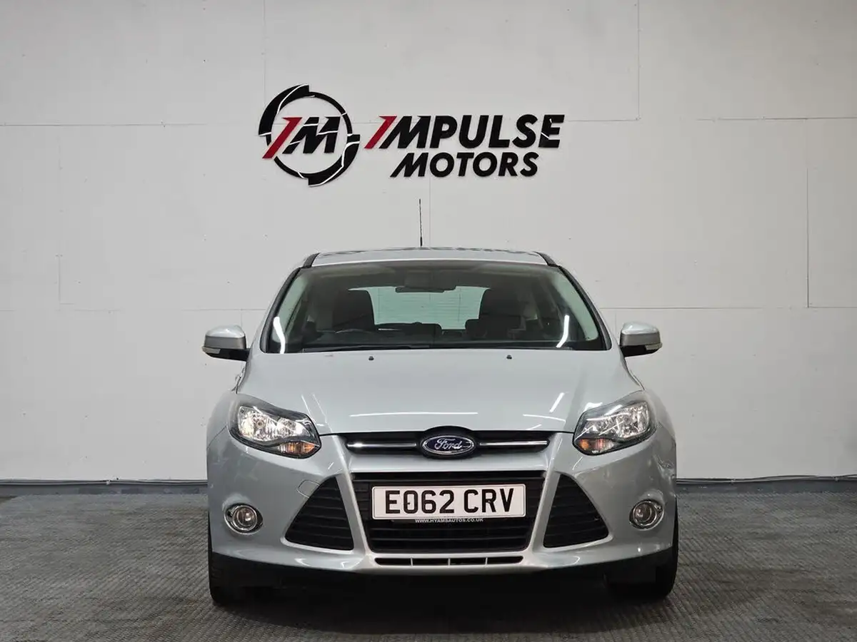 2012-ford-focus-10-zetec-100ps-hatchback-big-2