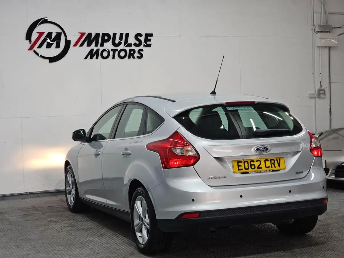 2012-ford-focus-10-zetec-100ps-hatchback-big-6