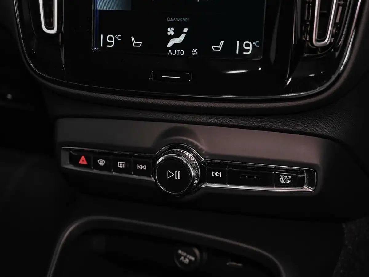 2019-volvo-xc40-20td-d3-momentum-pro-awd-geartronic-big-12