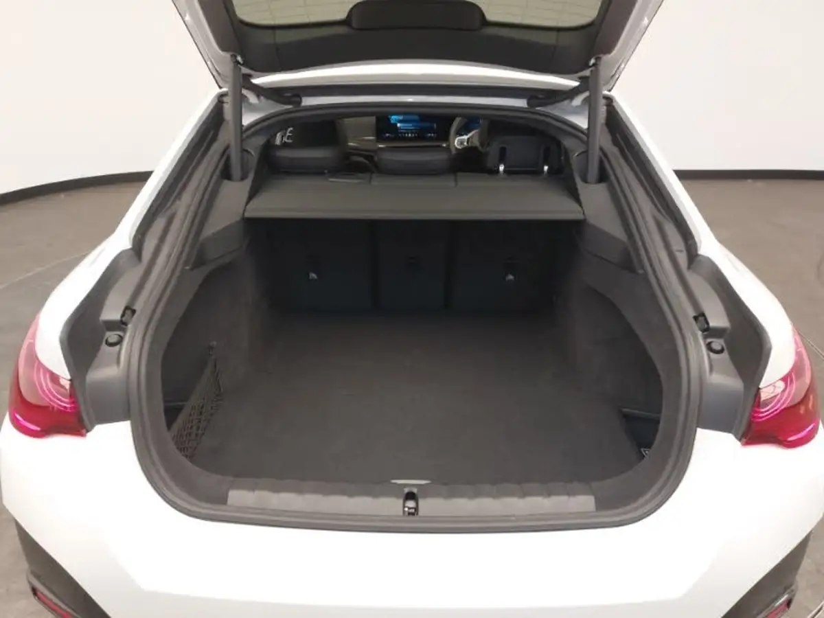 2025-bmw-i4-e-m50-big-12
