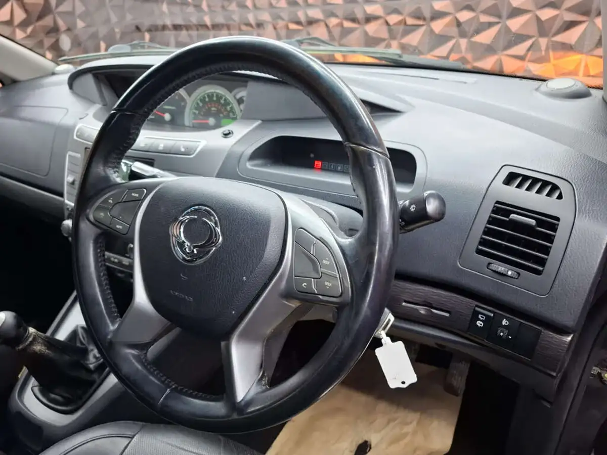 2016-kgm-ssangyong-turismo-22td-ex-big-35