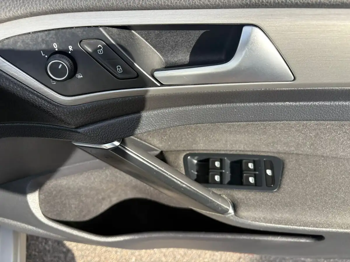 2014-volkswagen-golf-14-match-5d-big-11