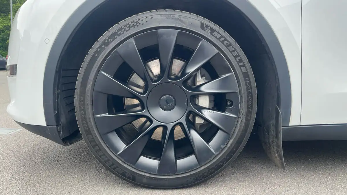 2022-tesla-model-y-e-long-range-big-16