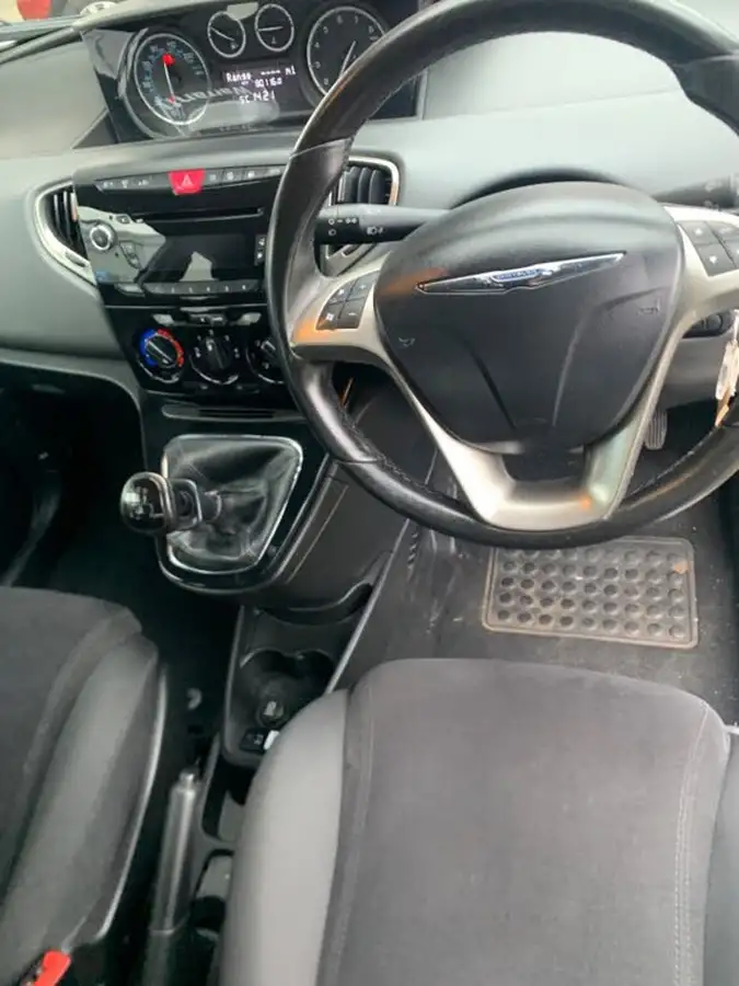 2014-chrysler-ypsilon-12-se-big-13