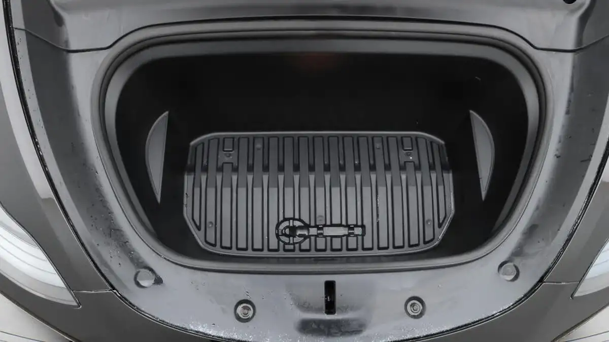 2022-tesla-model-y-e-long-range-big-19