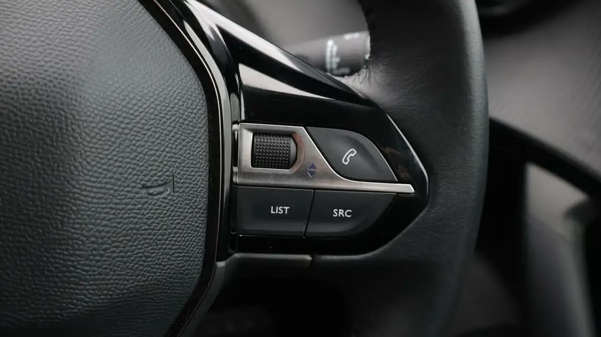2021-peugeot-2008-suv-e-allure-big-23